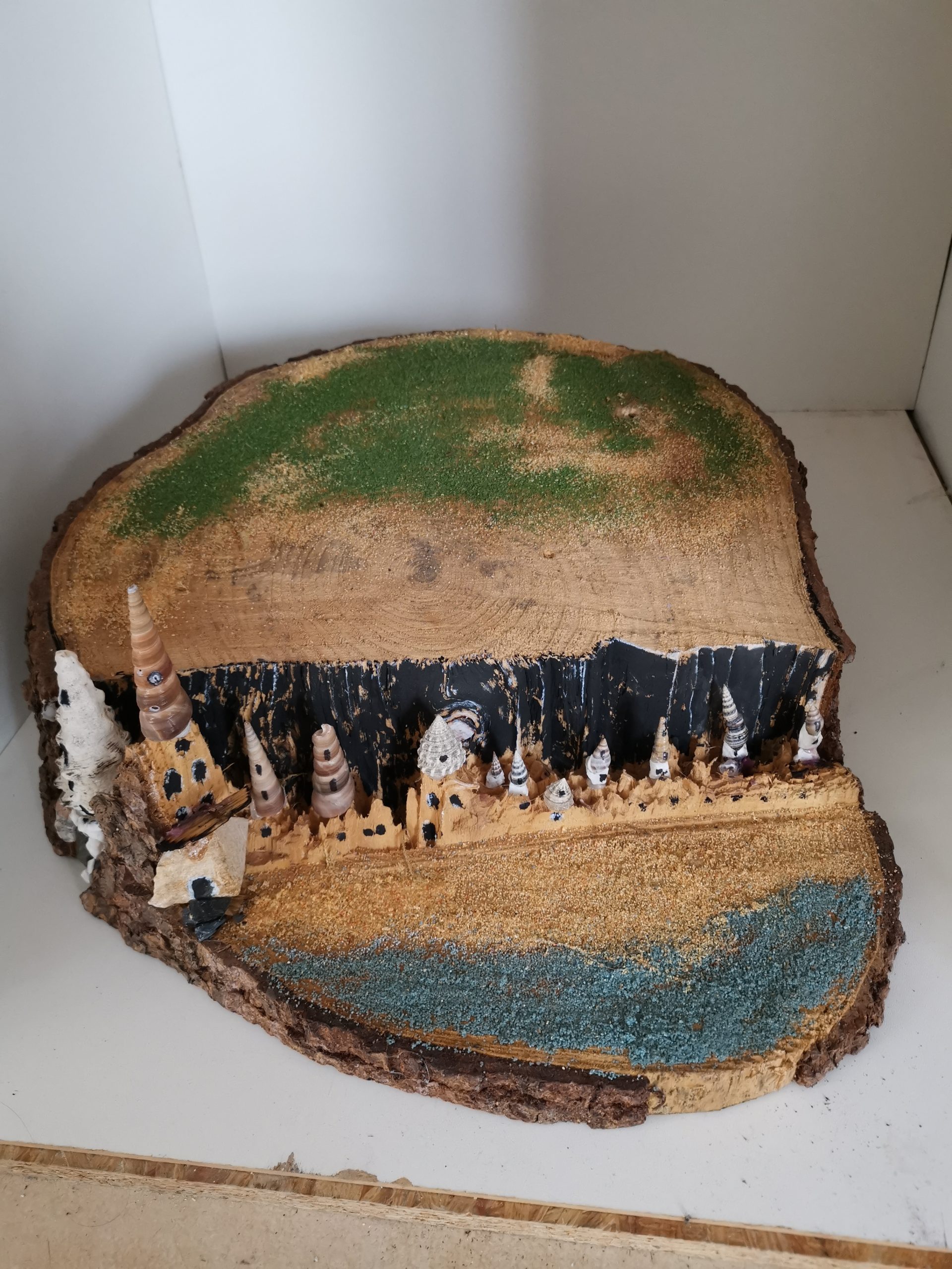 Las aguas de Meribá, madera, cera, conchas de mejillón, pintura acrílica, materiales diversos - 2012 - 2024